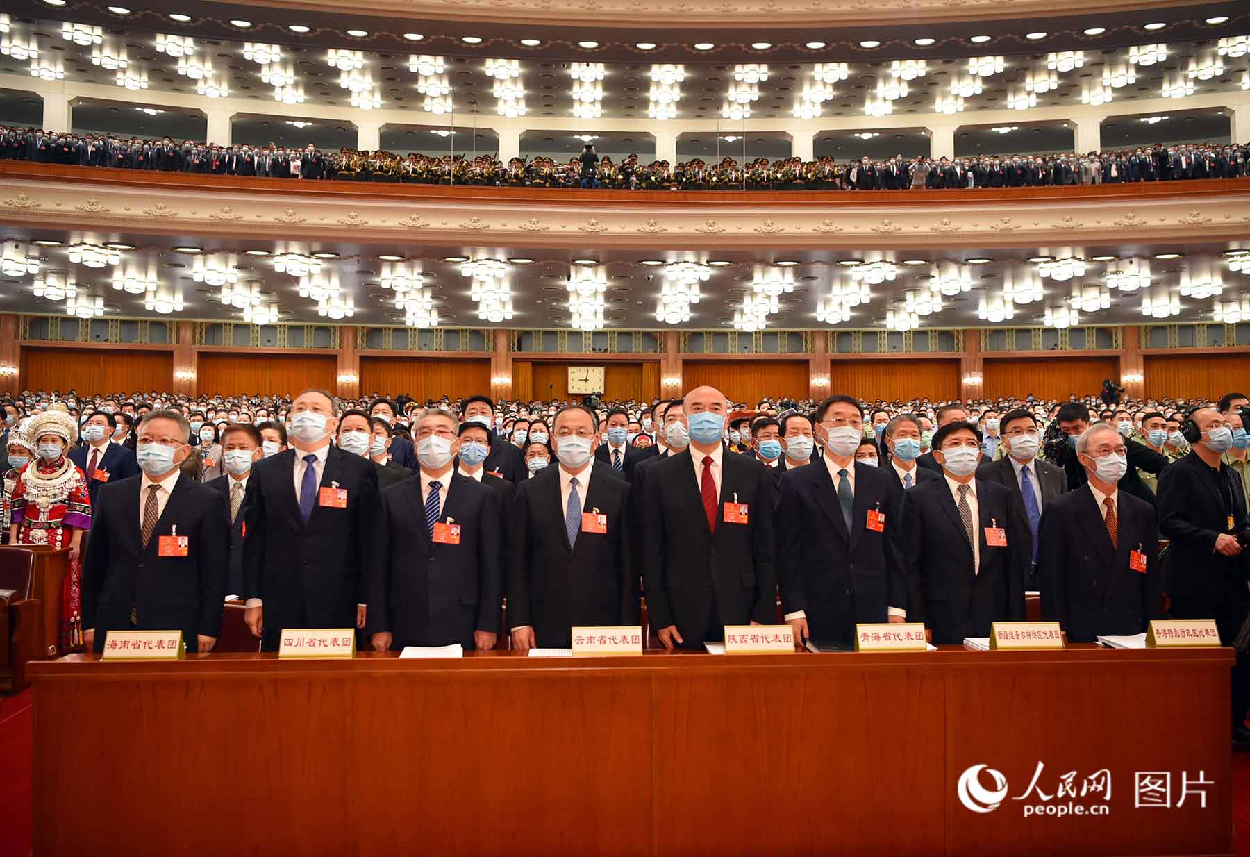 代表們高唱國(guó)歌。人民日?qǐng)?bào)、人民網(wǎng)記者 雷聲 攝