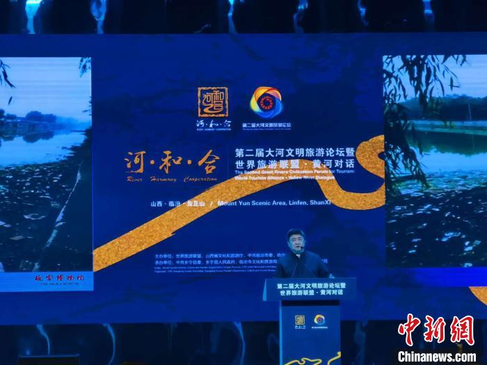 依舊是一身中山裝，在山西臨汾云丘山上，單霽翔開啟他的第N次演講。年近七旬的他，一如既往，奔波在中華文化守護(hù)之路上?！「哂昵?攝