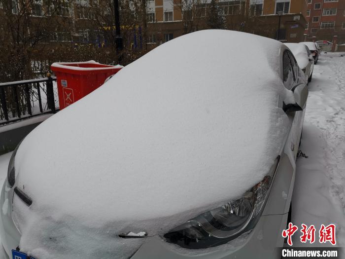 庭院的車輛被雪覆蓋?！〗x 攝