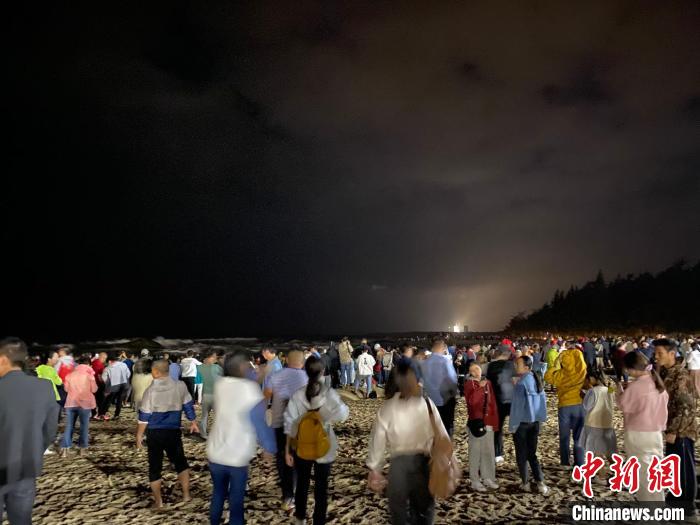 民眾在等候凌晨4時(shí)30分的火箭發(fā)射。凌楠 攝