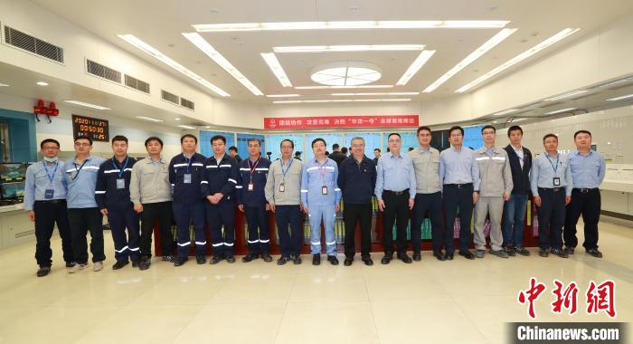 27日0時(shí)41分，華龍一號(hào)全球首堆——中核集團(tuán)福清核電5號(hào)機(jī)組首次并網(wǎng)成功。圖為并網(wǎng)現(xiàn)場(chǎng)?！∵^(guò)東海 攝