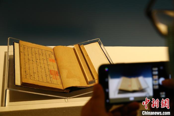 江西省圖書館迎建館100周年 展出《宋應(yīng)星四種》存世孤本等古籍