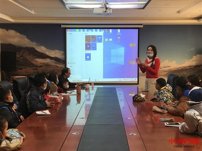 新華小記者拉薩組委會(huì)主任索朗拉措發(fā)表講話.jpg