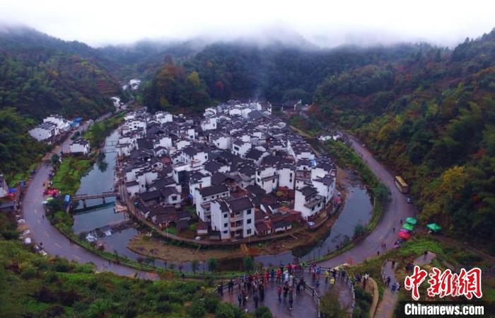 航拍美麗山村江西婺源縣大鄣山鄉(xiāng)菊徑村。村莊山環(huán)水繞，小河成大半圓型，被譽為“中國最圓的村莊”。(資料圖) 劉占昆 攝