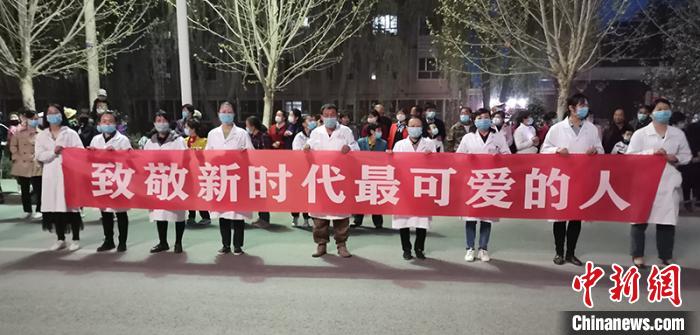 援鄂42天回到五團(tuán)沙河鎮(zhèn)已是深夜，五團(tuán)沙河鎮(zhèn)熱烈歡迎袁萌載譽(yù)歸來。(資料圖) 武軒 攝