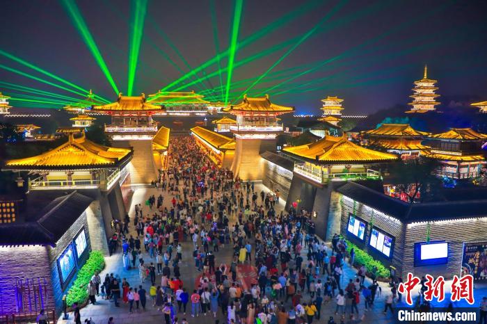 資料圖，圖為唐城景區(qū)夜游項目受歡迎。唐城景區(qū)供圖