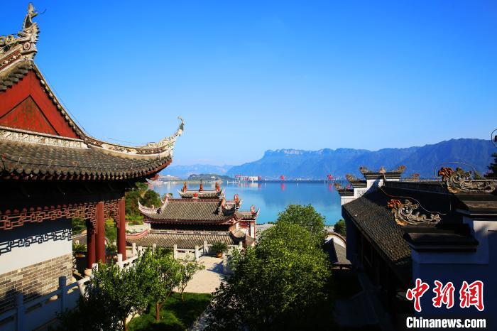 資料圖，圖為屈原祠與三峽大壩隔江相望，成為游客打卡熱門景區(qū)。宜昌市文化和旅游局供圖