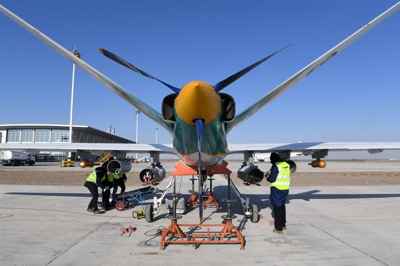 1月6日，在金昌金川機場，技術人員開展人工影響天氣無人機“甘霖-I”首飛前的準備工作。