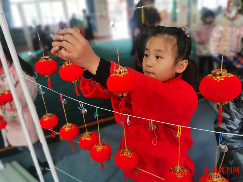 我是英語小達(dá)人，紅紅燈籠我來掛！_副本.jpg