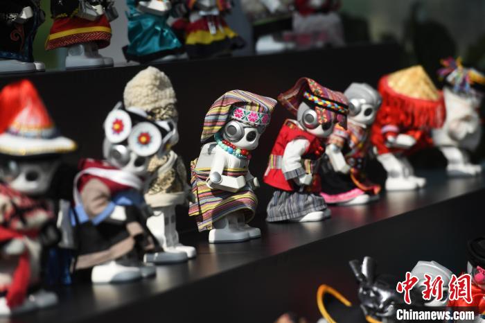 圖為重慶兩江新區(qū)禮嘉智慧公園展示的機(jī)器人。　陳超 攝