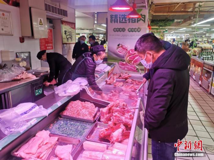 資料圖：民眾在滿洲里一超市內(nèi)選購(gòu)。 <a target='_blank' href='http://www.chinanews.com/'>中新社</a>發(fā) 莫鈺 攝