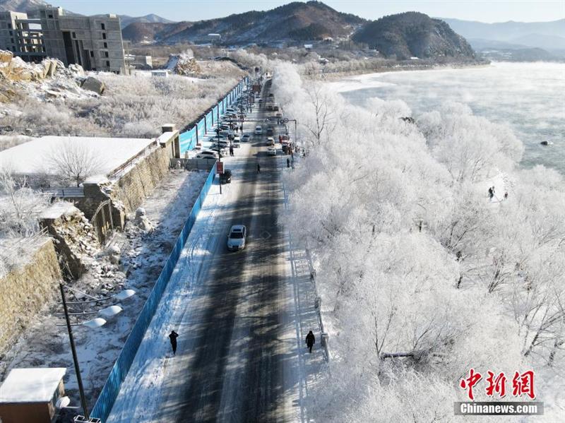 航拍松花江岸霧?。河駱洵傊Κq若仙境