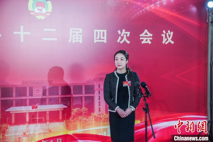 肖茈亓接受記者聯(lián)合采訪?！￡惞谘?攝