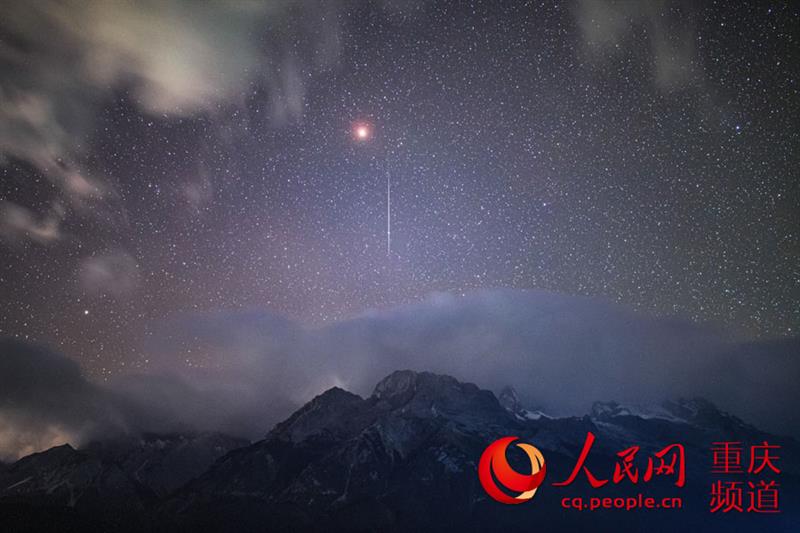 獅子座流星，拖著長(zhǎng)長(zhǎng)的尾帶，從天際劃過（攝于云南麗江玉龍雪山）。 戴建峰攝