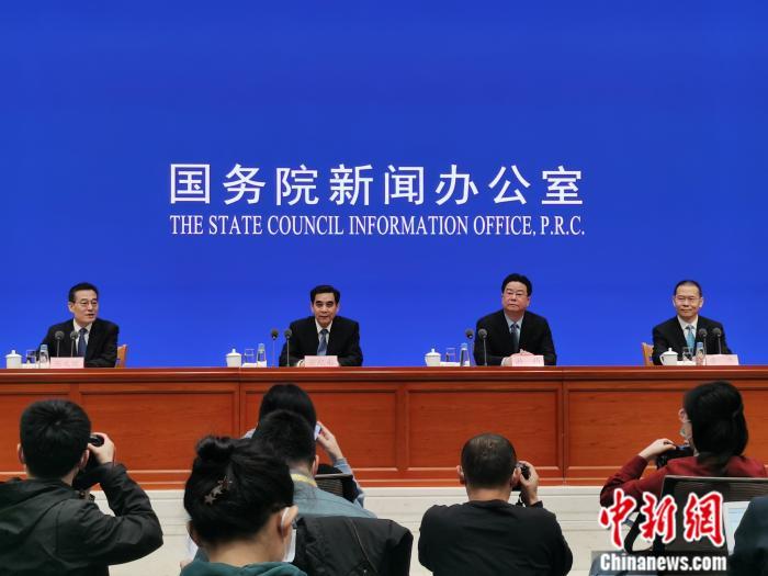 2月26日，國新辦就就業(yè)和社會(huì)保障有關(guān)情況舉行發(fā)布會(huì)。<a target='_blank' href='http://www.chinanews.com/' _fcksavedurl='http://www.chinanews.com/' _fcksavedurl='http://www.chinanews.com/' >中新網(wǎng)</a>記者 李金磊 攝