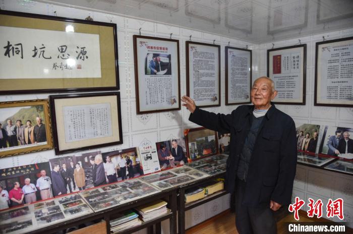 中共臺屬特委機關舊址紀念館原講解員辛杏春講述桐樹坑歷史 范宇斌 攝