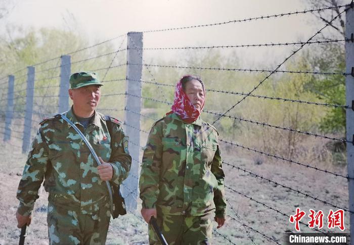 馬軍武夫婦在巡邊途中。(翻拍資料圖) 戚亞平 攝