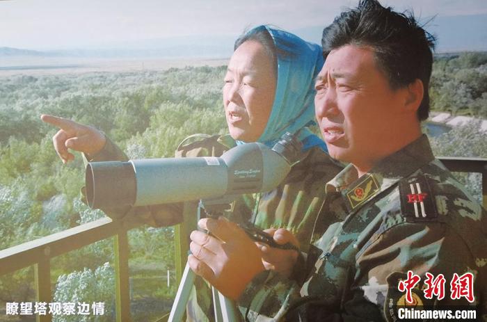 馬軍武夫婦在瞭望塔觀察邊情。(翻拍資料圖) 戚亞平 攝