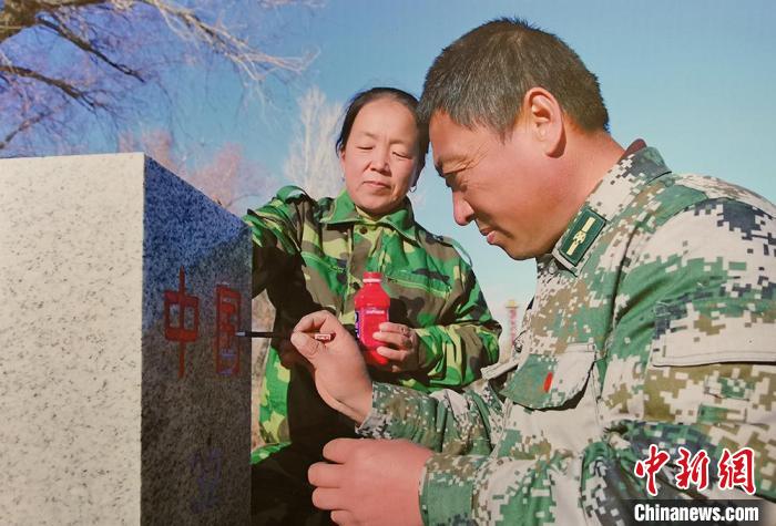 巡邊途中，馬軍武夫婦為界碑描紅。(翻拍資料圖) 戚亞平 攝