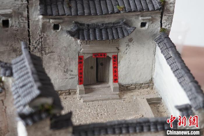 圖為陶土民居模型局部細(xì)節(jié) 蒲文思 攝