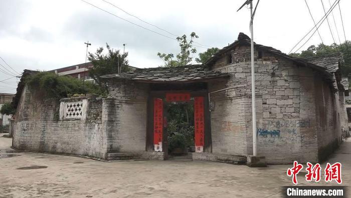 圖為黃簡(jiǎn)松所做安順屯堡民居模型原型 蒲文思 攝