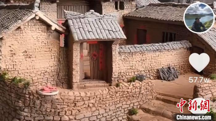圖為黃簡(jiǎn)松的陶土民居作品獲網(wǎng)友點(diǎn)贊關(guān)注 蒲文思 攝