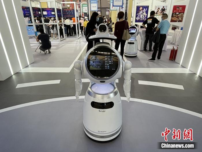 機器人增加測溫、提醒戴口罩等功能。<a target='_blank' href='http://www.chinanews.com/' >中新網(wǎng)</a>記者 吳濤 攝