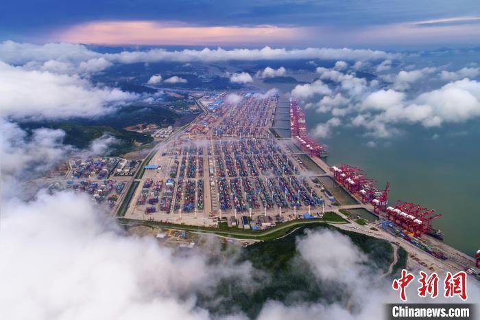 寧波港口一景?！∩蚍f俊 攝

