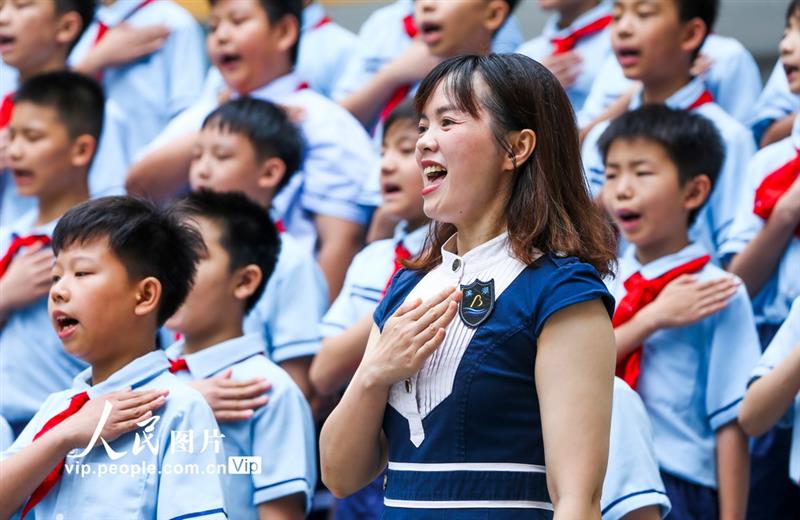 5月31日，南寧市濱湖路小學(xué)長虹校區(qū)的師生們同唱紅色歌曲。