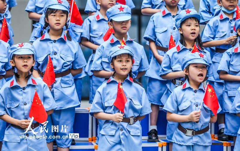 5月31日，南寧市濱湖路小學(xué)長虹校區(qū)的學(xué)生們揮舞國旗，唱響紅色歌曲。