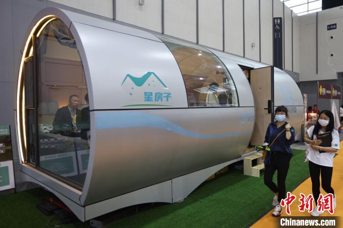 　從入門級的大眾車型到商務(wù)型的優(yōu)選車型再到高端國際范的豪華車型，房車的種類應(yīng)有盡有?！°蟛?攝