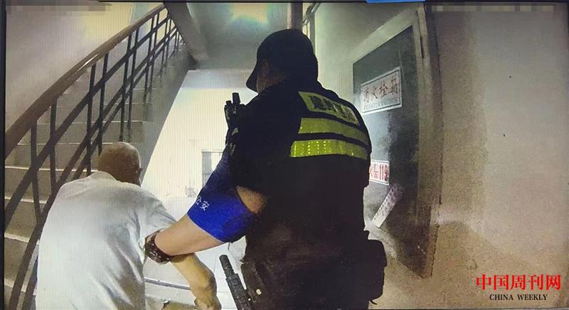 【1】民警攙扶老人離開.jpg