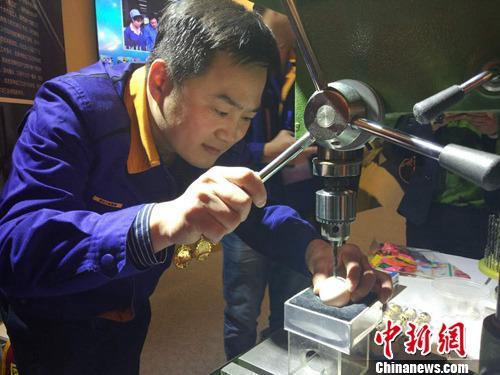 大國工匠張新停表演電鉆鉆雞蛋絕活。<a target='_blank' href='http://www.chinanews.com/' >中新網(wǎng)</a>記者 李金磊 攝 