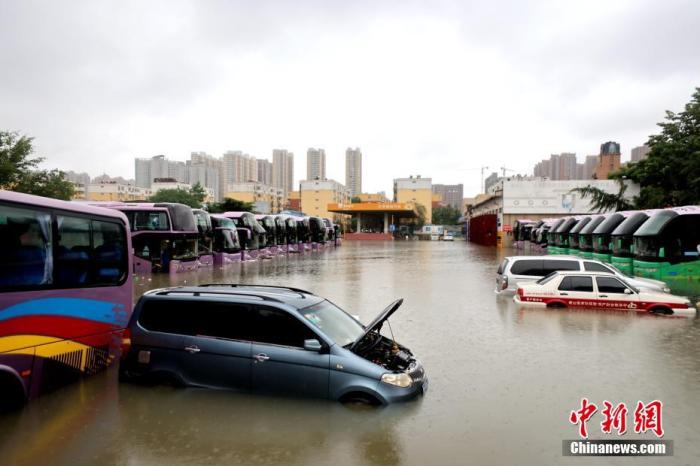2021年7月21日，暴雨導致城區(qū)積水嚴重。 <a target='_blank' href='http://www.chinanews.com/'>中新社</a>發(fā) 王中舉 攝 圖片來源：CNSPHOTO