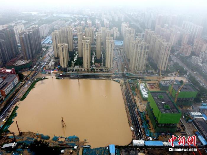 2021年7月21日，暴雨導致城區(qū)積水嚴重。 <a target='_blank' href='http://www.chinanews.com/'>中新社</a>發(fā) 王中舉 攝 圖片來源：CNSPHOTO