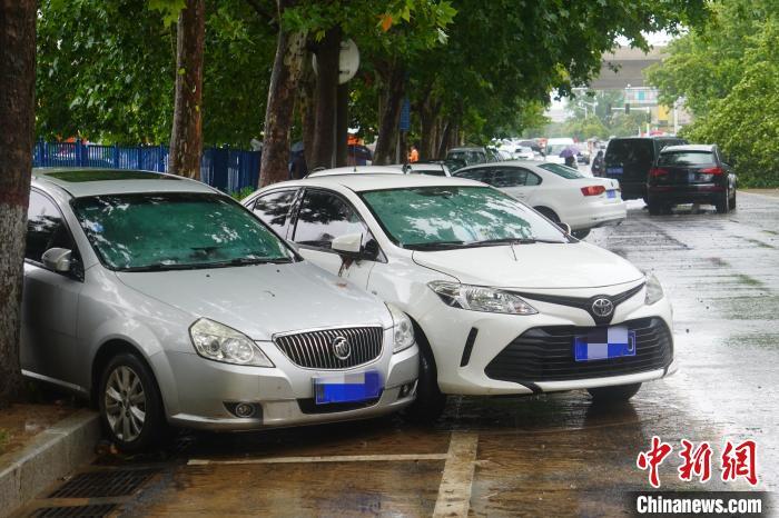 鄭州街頭因暴雨受損的車輛?！Ⅸi 攝