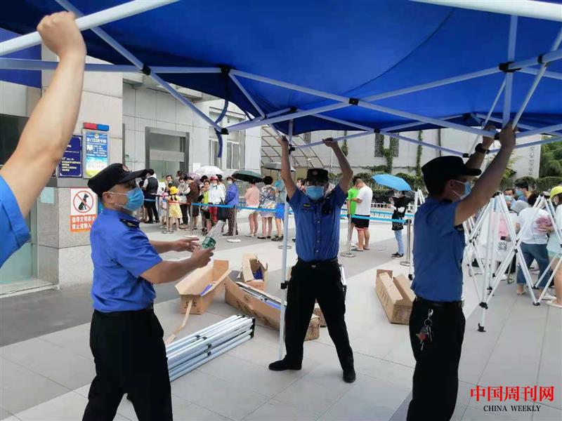 中隊(duì)在核酸檢測(cè)點(diǎn)設(shè)置遮陽(yáng)棚，給檢測(cè)人員提供方便。 (3).jpg