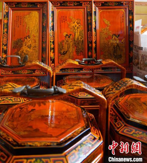 陳光遠(yuǎn)創(chuàng)作的描金畫作品 趙宇統(tǒng) 攝