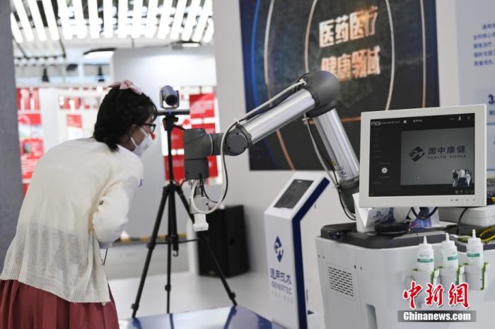 一款5G遠(yuǎn)程超聲診療設(shè)備吸引參觀者。<a target='_blank' href='http://www.chinanews.com/'>中新社</a>記者 張興龍 攝
