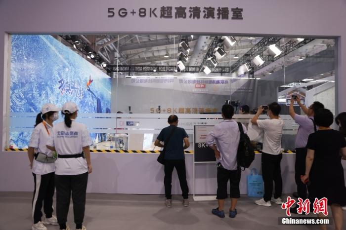 5G 8K超高清演播室吸引參觀者。 <a target='_blank' href='http://www.chinanews.com/'>中新社</a>記者 蔣啟明 攝 　