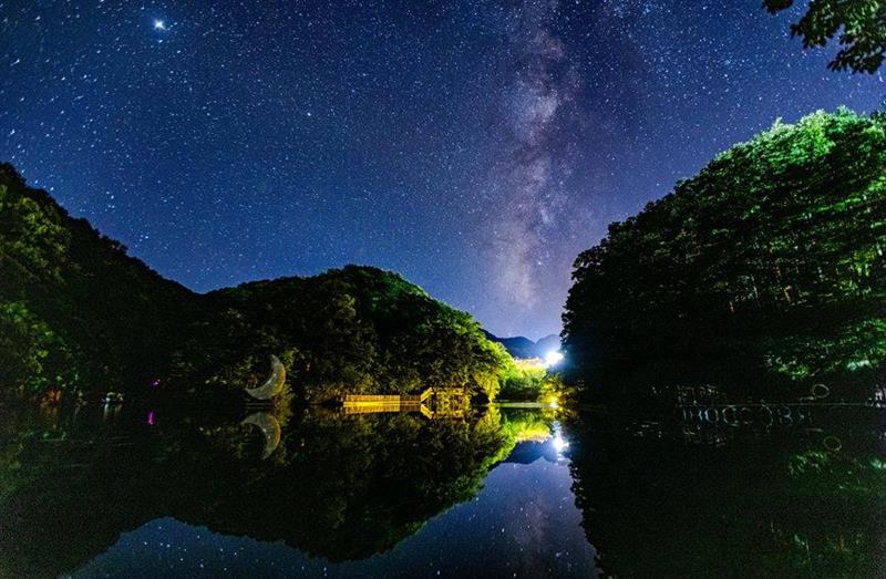 如夢(mèng)似幻！洛陽(yáng)白云山星空絕美 銀河橫跨天際