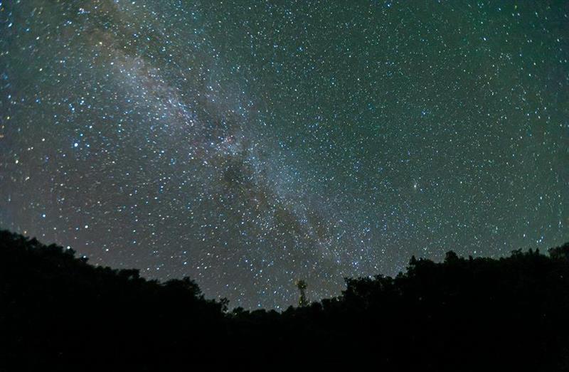 如夢(mèng)似幻！洛陽(yáng)白云山星空絕美 銀河橫跨天際