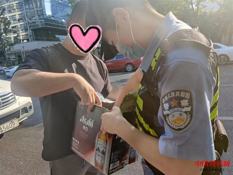 【3】報(bào)警人正在跟民警講當(dāng)時(shí)的情況.jpg