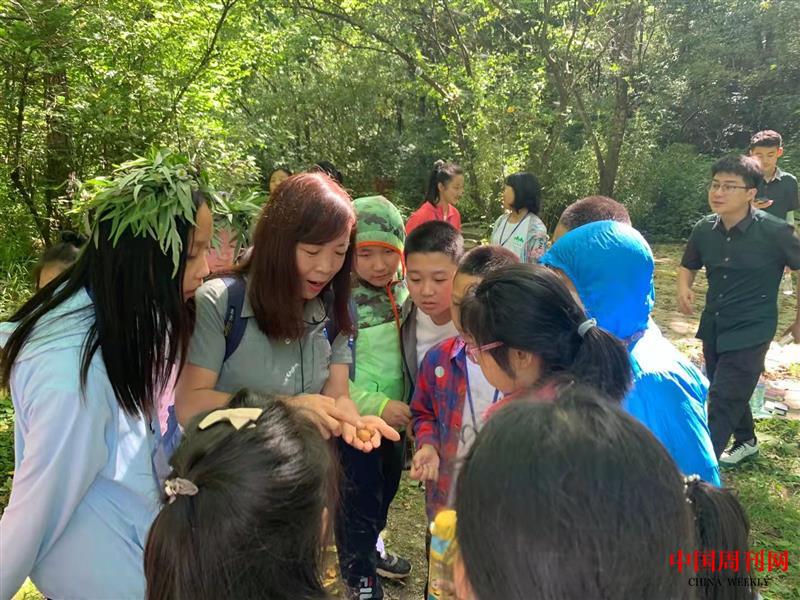曹梅梅帶著孩子們一起走進大自然，開展保護野生動植物的主題授課。（郭朋勃 拍攝）.jpg