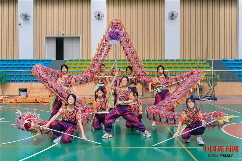 “大體育”課程，華僑中學(xué)女子舞龍隊(duì)首次參加全國錦標(biāo)賽掠影.jpg