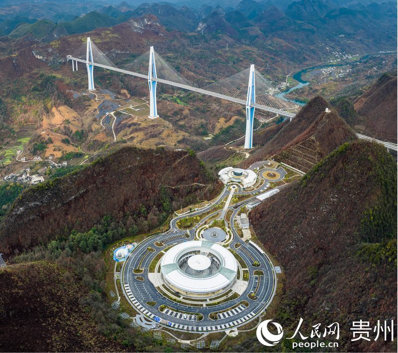 平塘特大橋“天空之橋”服務(wù)區(qū)。人民網(wǎng)記者 涂敏攝