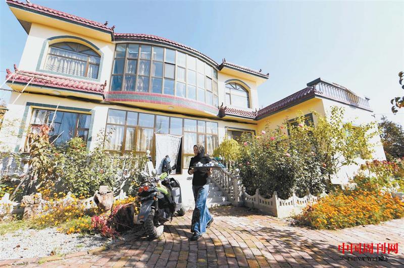 開牛肉面店致富返鄉(xiāng)后的譚明德、馬曉瑛夫婦不僅蓋起2層樓房，還開辦了一家農(nóng)家院.jpg