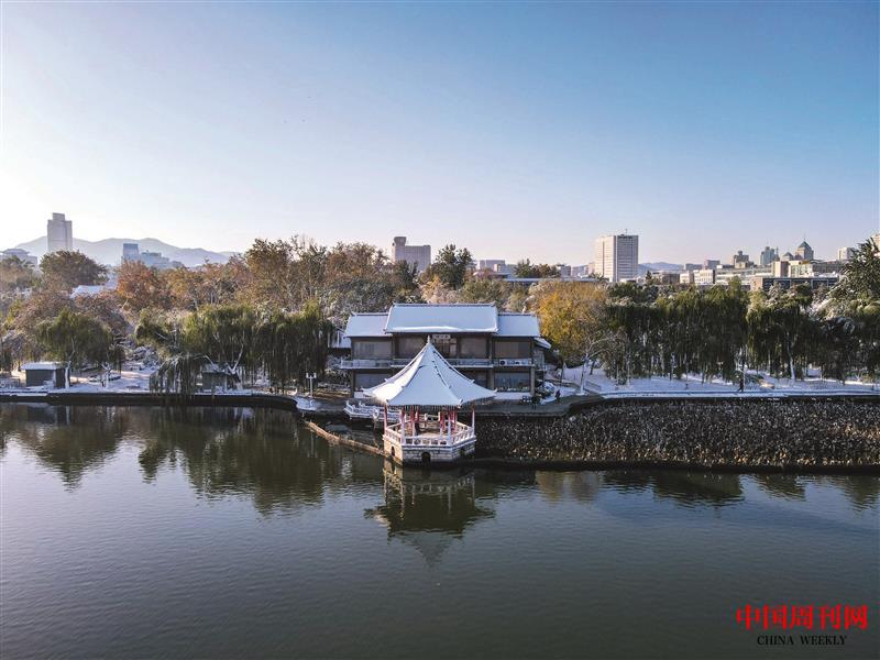 攝圖網(wǎng)_502352474_航拍山東濟南大明湖5A景區(qū)雪景（企業(yè)商用）.jpg