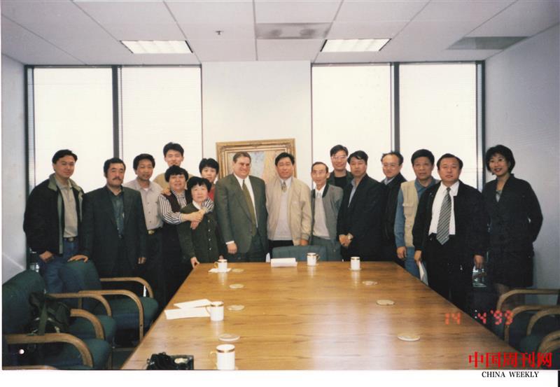 1999年，王士嶺在美國納斯達(dá)克學(xué)習(xí)二板市場運(yùn)作（左三為王士嶺）.jpg