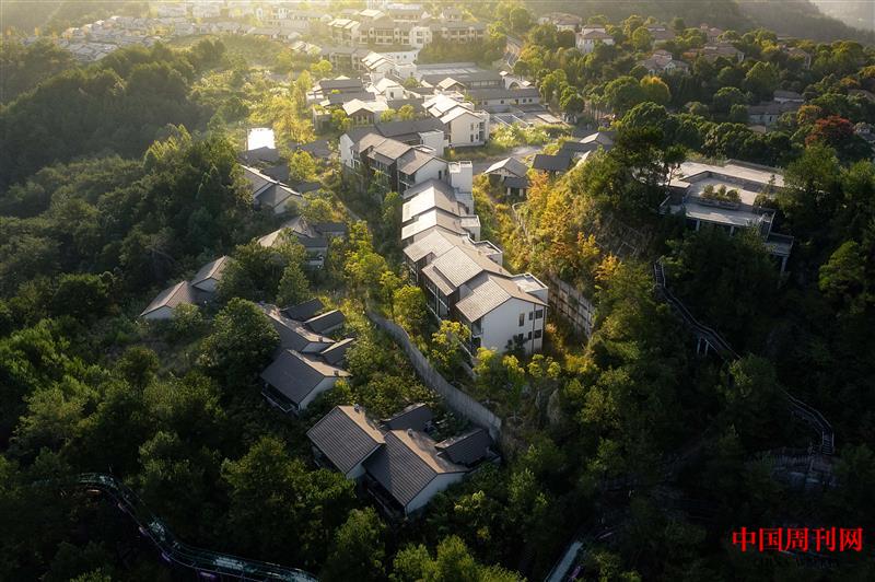 攝圖網(wǎng)_507693897_航拍杭州天嶼山景區(qū)的中國風(fēng)建筑群（企業(yè)商用）.jpg